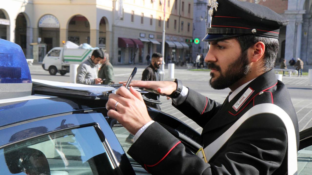 Un carabiniere impegnato nei controlli (foto Corrado Salvini/Pentafoto)