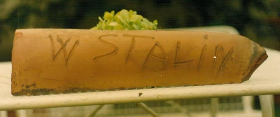 La tegola con la scritta "W Stalin"