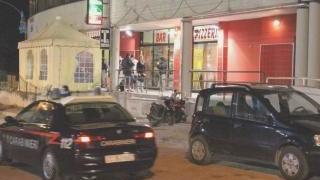 I carabinieri hanno sorvegliato il bar tutta la sera