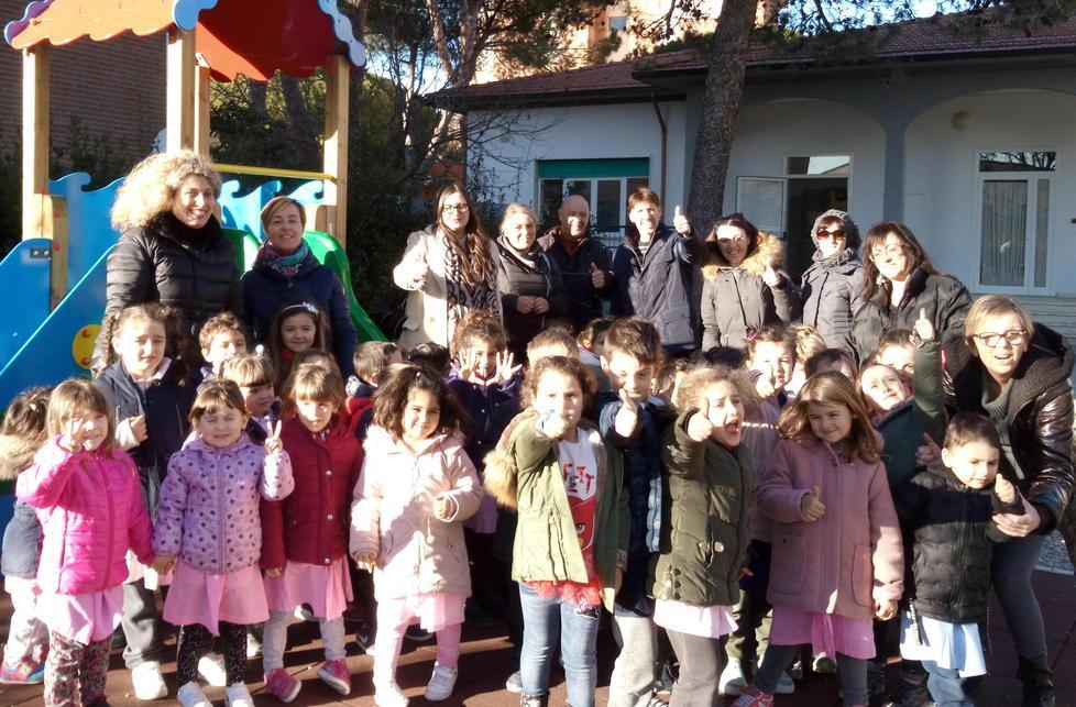 Festa grande alla materna arriva la nuova area giochi