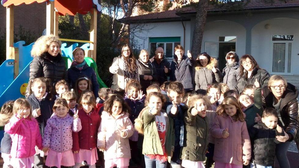 Festa grande alla materna arriva la nuova area giochi