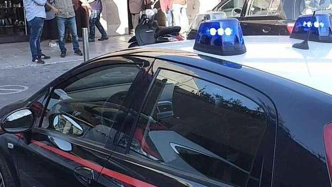 Uomo ferito in casa durante una lite si cerca l’arma usata