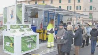 L’isola ecologica itinerante ieri in piazza Gramsci