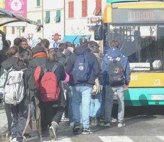 Studenti alla fermata salgono sul bus