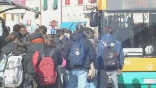 Studenti alla fermata salgono sul bus