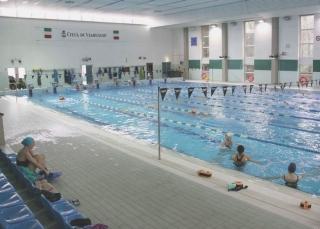 <strong>IMPIANTO. </strong>Da sinistra la piscina e il foglio con cui si annuncia la chiusura