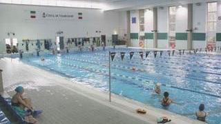 <strong>IMPIANTO. </strong>Da sinistra la piscina e il foglio con cui si annuncia la chiusura