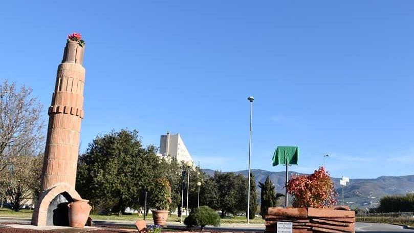 La rotatoria diventa memoria del quartiere