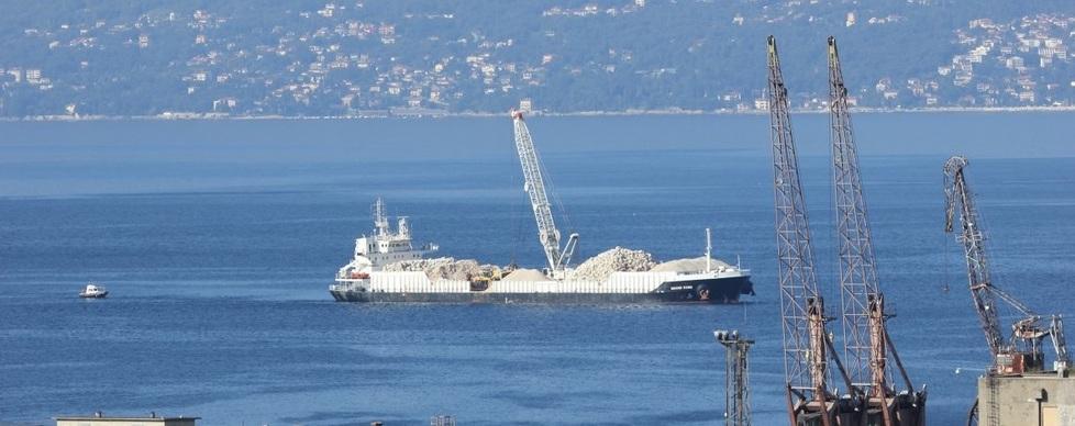Tredici “irregolarità” fermata una nave all’interno del porto 