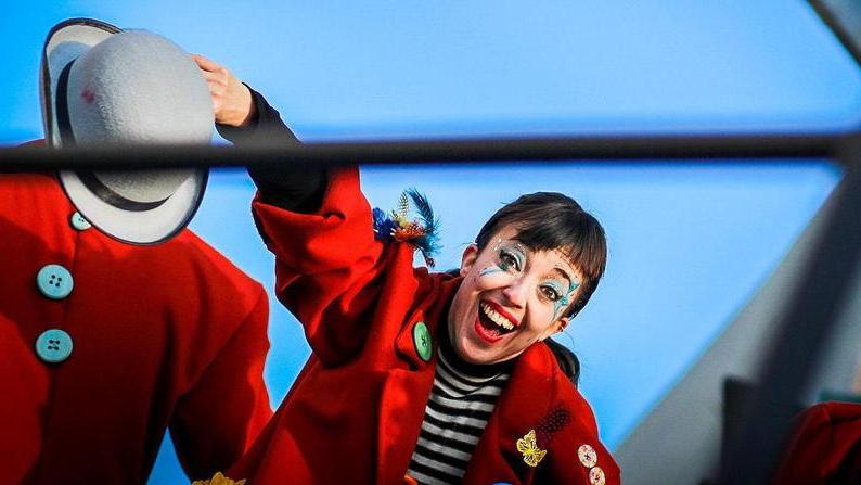 Chiara, la ragazza in blu che dà vita alle coreografie dei carri di Avanzini