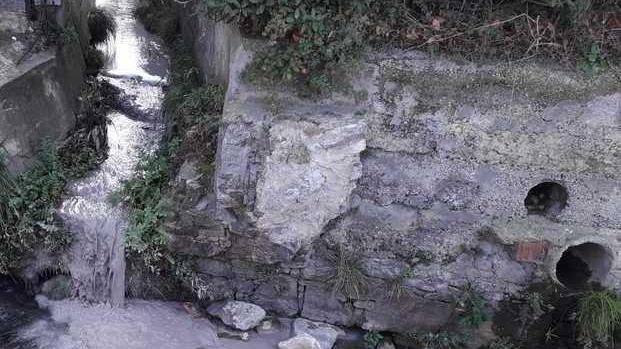 Gli scarti del cantiere finiscono nei fossi indagano i vigili urbani