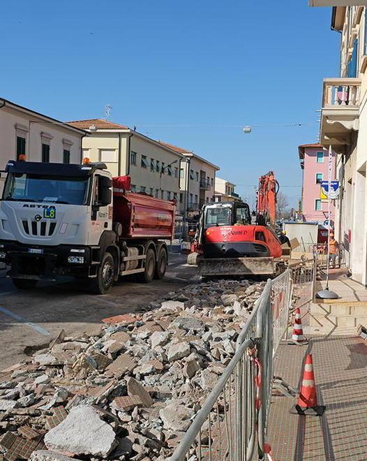 «Quei marciapiedi erano un pericolo» Dai commercianti del centro ok ai lavori 