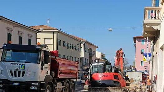 «Quei marciapiedi erano un pericolo» Dai commercianti del centro ok ai lavori