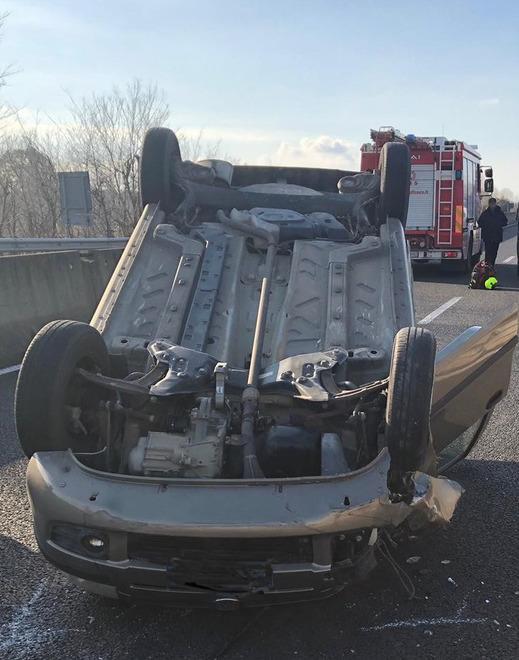 Incidente sull’Aurelia Una macchina si ribalta dopo il tamponamento 