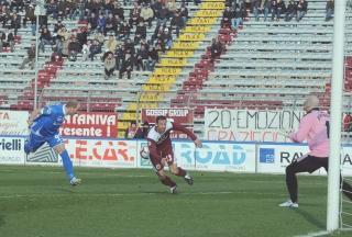 Claudio Coralli fallisce l’impatto con la palla del possibile vantaggio Alle sue spalle s’intravede uno striscione a lui dedicato dai veneti