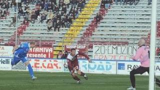 Claudio Coralli fallisce l’impatto con la palla del possibile vantaggio Alle sue spalle s’intravede uno striscione a lui dedicato dai veneti
