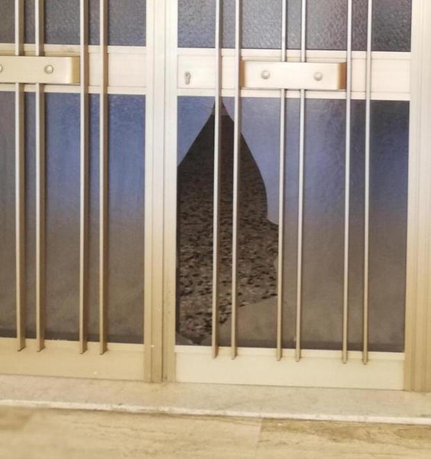 Spaccano un portone e lanciano uova durante la sfilata 