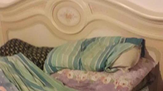 Sconosciuto nel letto, bambino sotto choc
