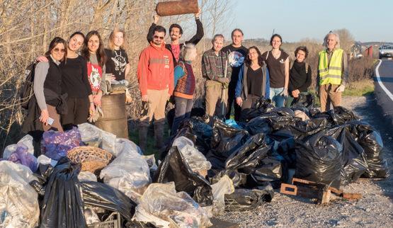 Padule liberato da 20 angeli tra bombole, fusti e un fucile «Sindaci, vietate la plastica» 