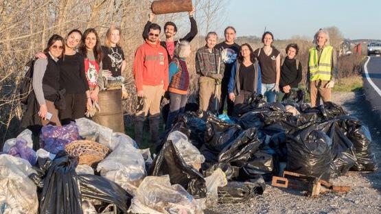 Padule liberato da 20 angeli tra bombole, fusti e un fucile «Sindaci, vietate la plastica»