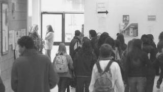 Studenti nel corridoio di una scuola