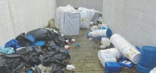 Una discarica accanto alla piscina