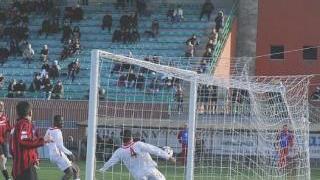 Nella foto grande Di Berardino rinvia la palla oltre la linea bianca dopo il pallonetto di Biggi A sinistra Galli in azione