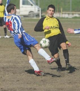 Qui sopra e in alto due momenti delle partite del campionato amatoriale