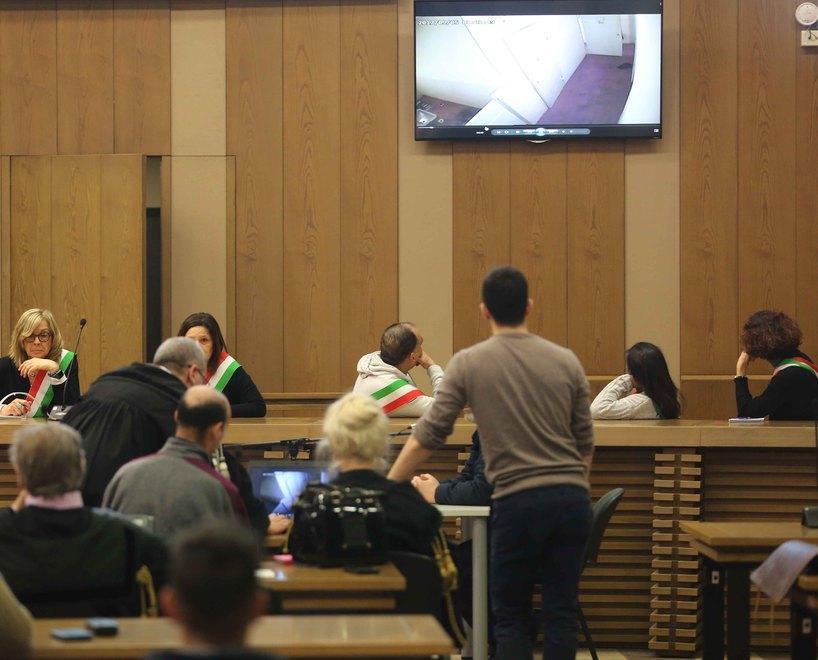 «Youness era semi-incosciente dormiva in cella sul pavimento» 