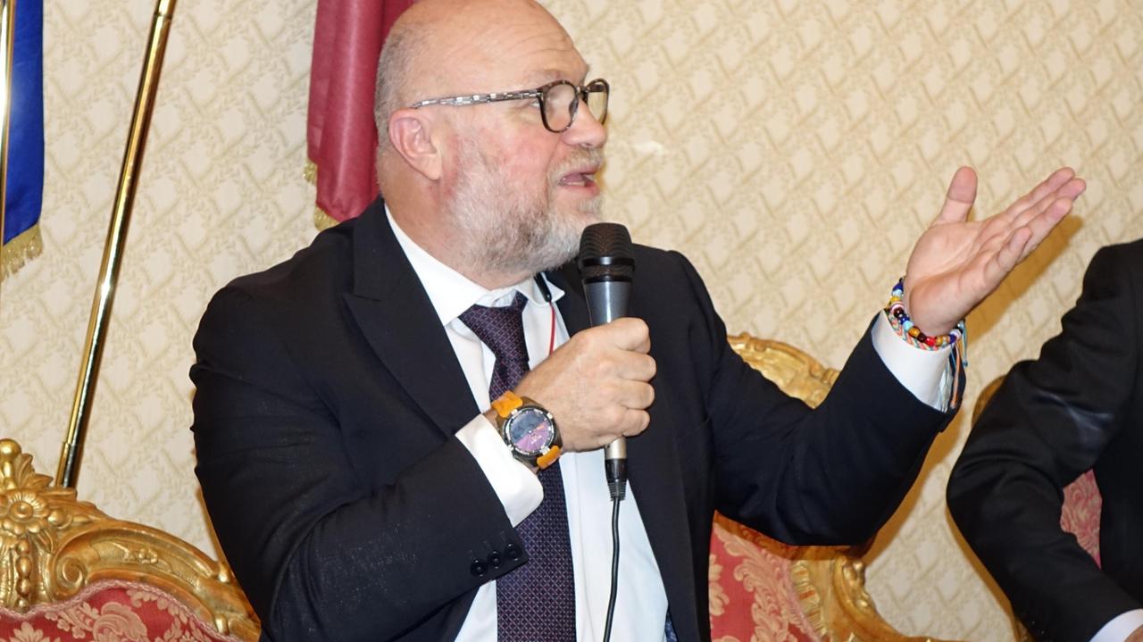 Nogarin guarda l'Europa: M5S scalda i motori ma senza "comunarie"