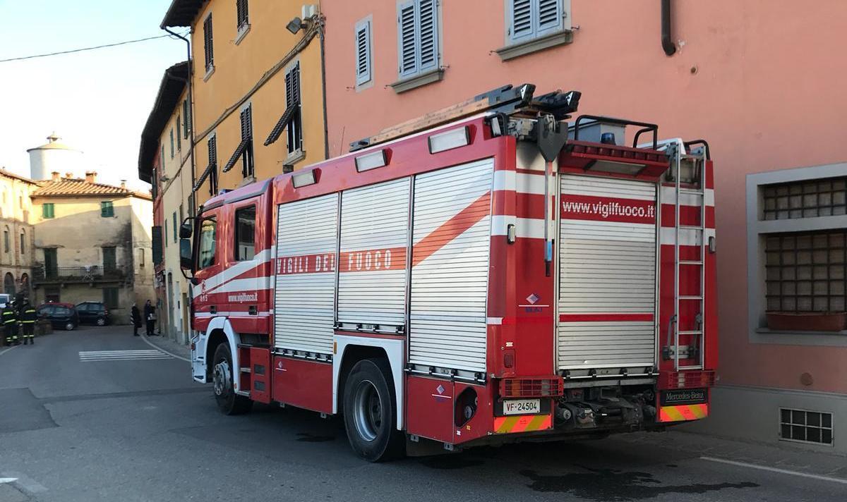 I vigili del fuoco davanti alla banca dove è stato fatto esplodere un bancomat