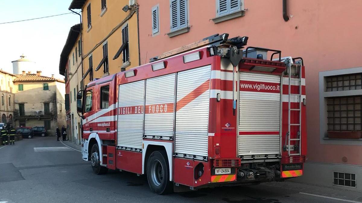 I vigili del fuoco davanti alla banca dove è stato fatto esplodere un bancomat
