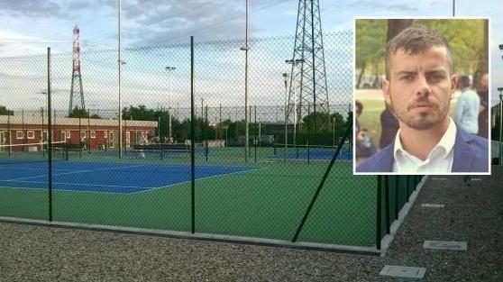 Il campo da tennis di Calenzano, nella foto piccola Alessio Carmagnini