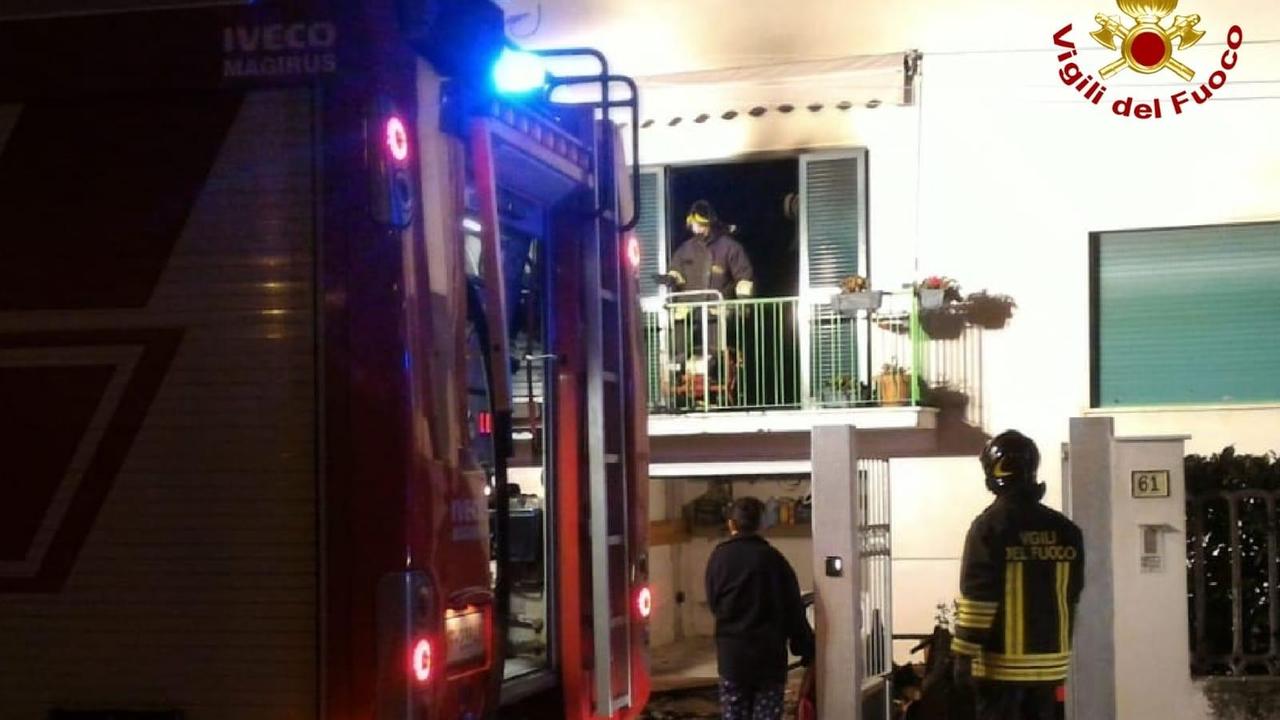 I vigili del fuoco al lavoro in via Ascoli