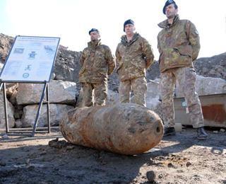 I militari del seconto reggimento genio pontieri con la bomba della seconda guerra mondiale