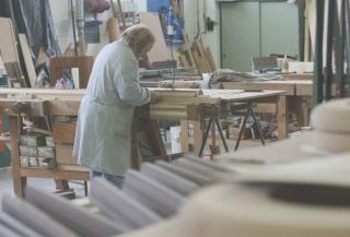 Un falegname al banco di lavoro, in una piccola azienda della Valdera