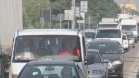 Auto in fila in una strada pratese
