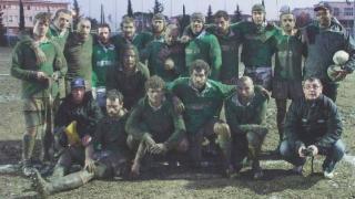 Il grupppo targato Empoli Rugby coperto di fango e sudore alla fine della “battaglia” sportiva contro l’Isolotto nell’ultimo turno di campionato