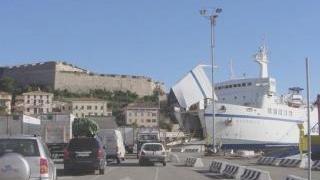 Auto in attesa di imbarco su un traghetto Toremar a Portoferraio