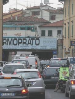 Una fila di auto in via del Serraglio