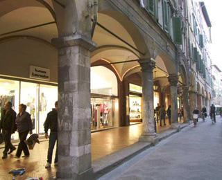 I negozi vogliono l'orario continuato