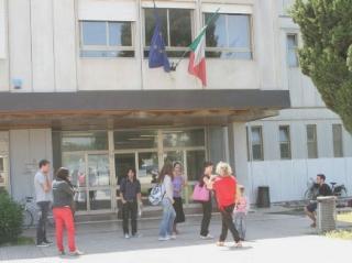 L’ingresso del liceo Fermi nella sede di via Ambrogi