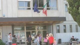 L’ingresso del liceo Fermi nella sede di via Ambrogi