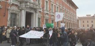 <strong>IN CORTEO.</strong> Studenti del Minuto insieme agli insegnanti sfilano per le strade del centro città Alcuni sono vestiti da cuochi o da camerieri, altri gridano slogan o suonano tamburi