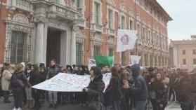 <strong>IN CORTEO.</strong> Studenti del Minuto insieme agli insegnanti sfilano per le strade del centro città Alcuni sono vestiti da cuochi o da camerieri, altri gridano slogan o suonano tamburi