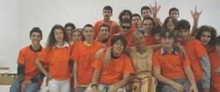La professoressa Pellegrini, al centro, coi suoi studenti della quarta C