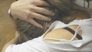 La ragazza è stata aggredita in casa
