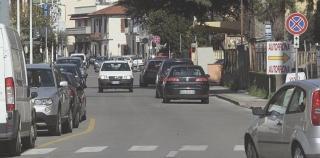 Un’immagine di via del Salsero con il traffico ripristinato a doppio senso in via sperimentale