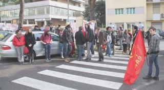 A sinistra l’attesa di Carc e Asp fuori dal tribunale di Massa