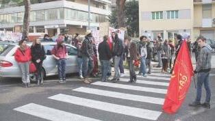 A sinistra l’attesa di Carc e Asp fuori dal tribunale di Massa
